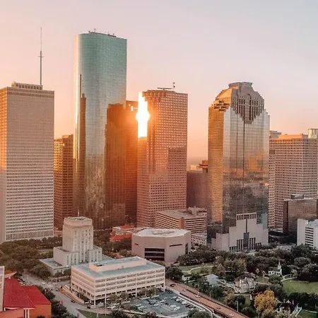Modern Urban Oasis With Private Parking In Downtown Houston Apartment